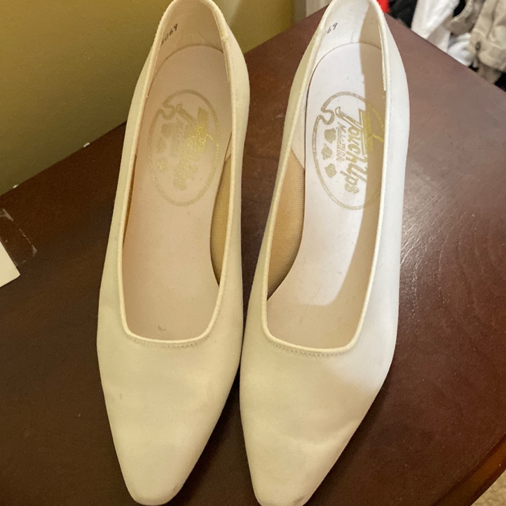 Touch Up (dyeable) white pumps sz 5.5-6